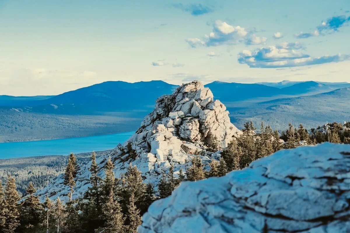 Озеро зюраткуль каменный мыс. Зюраткуль национальный парк озеро. Зюраткуль уральская швейцария. Лысая сопка зюраткуль. Погода на зюраткуле.