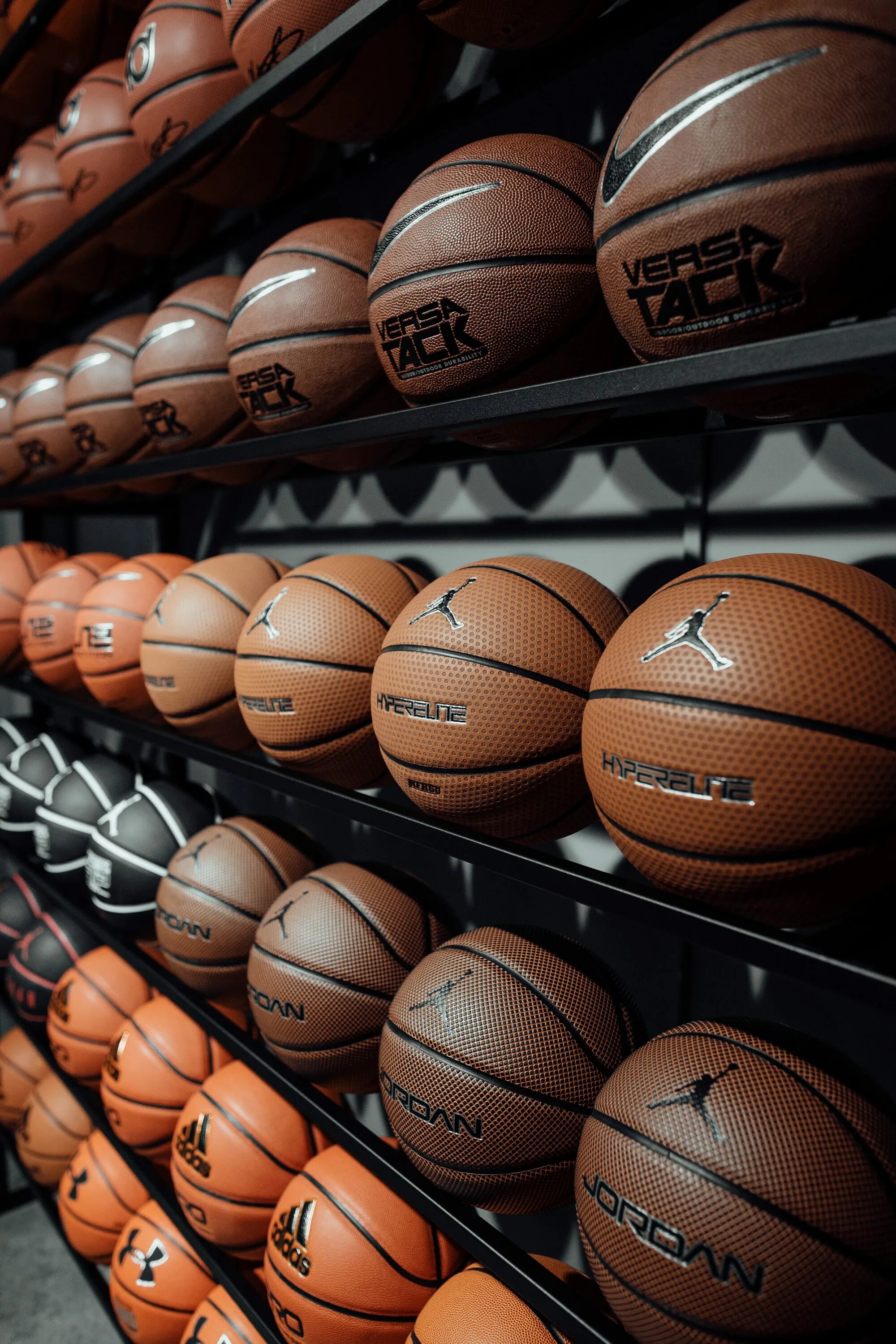 Спортивные магазины баскетбольные мячи. Баскетбольные мячи много. Планета баскетбола. Баскетбольный мяч фон.