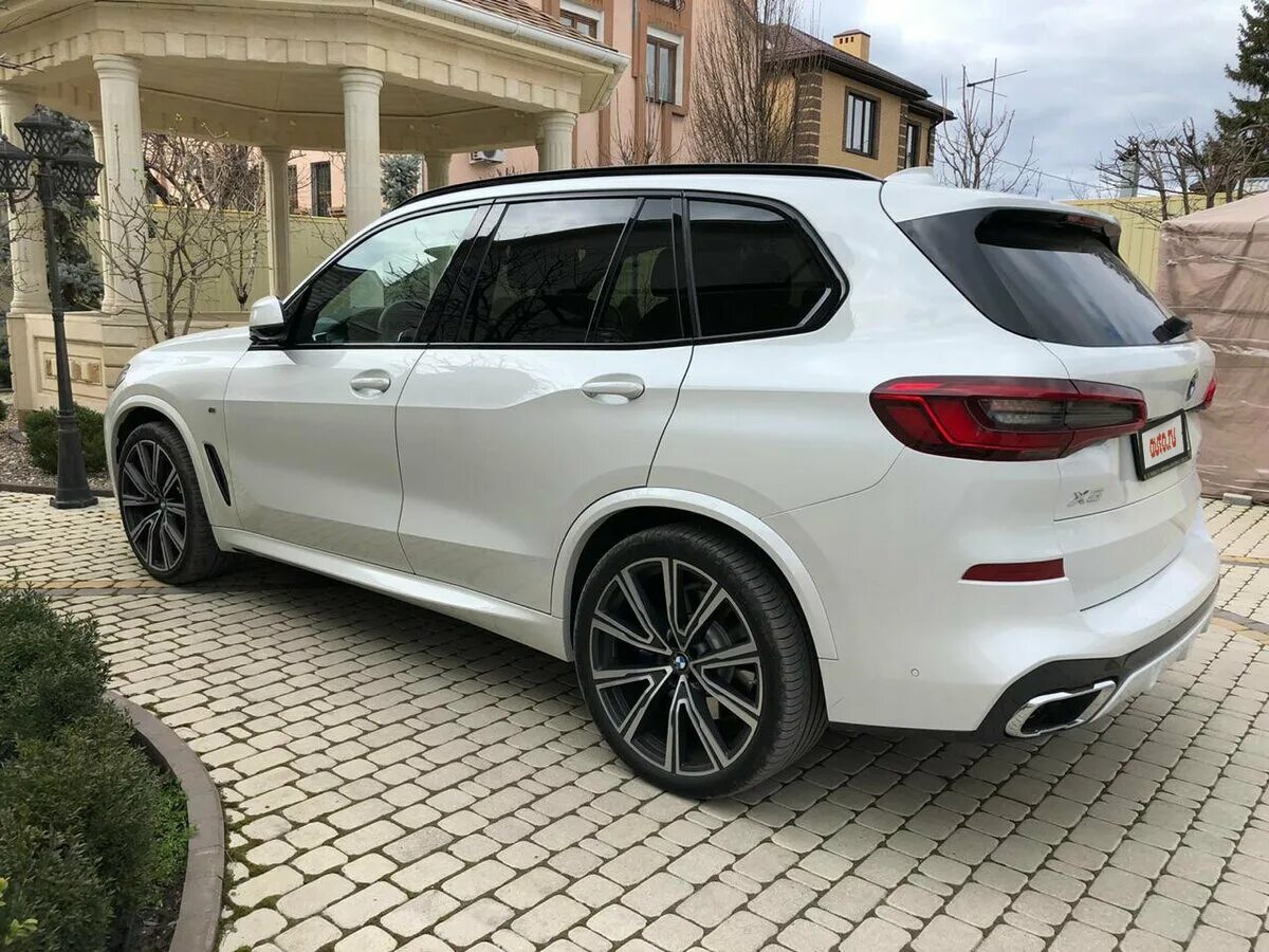 Диски на х5 g05. BMW x5 g05 r22. Диски BMW x5 g05 r22. БМВ х5 g05 белый. BMW x5 g05 на дисках 22.