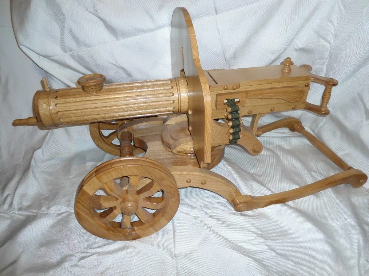 Пулемёт из дерева своими. Деревянный пулемет дегтярева арма тойс. Бункерный максим пулемет. Как сделать пулемет из дерева. Оружие из дерева пулемет.