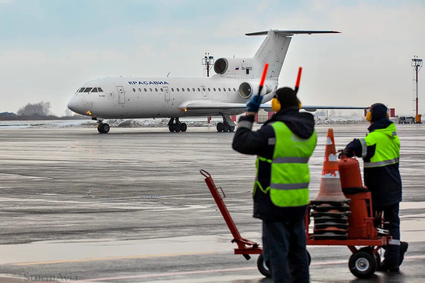 Аэропорт Ноябрьск. Ноябрьск самолеты аэропорт. Ноябрьск с самолета. Аэропорт Уфа самолеты. Авиарейсы ноябрьска