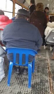 Войти в автобус сесть