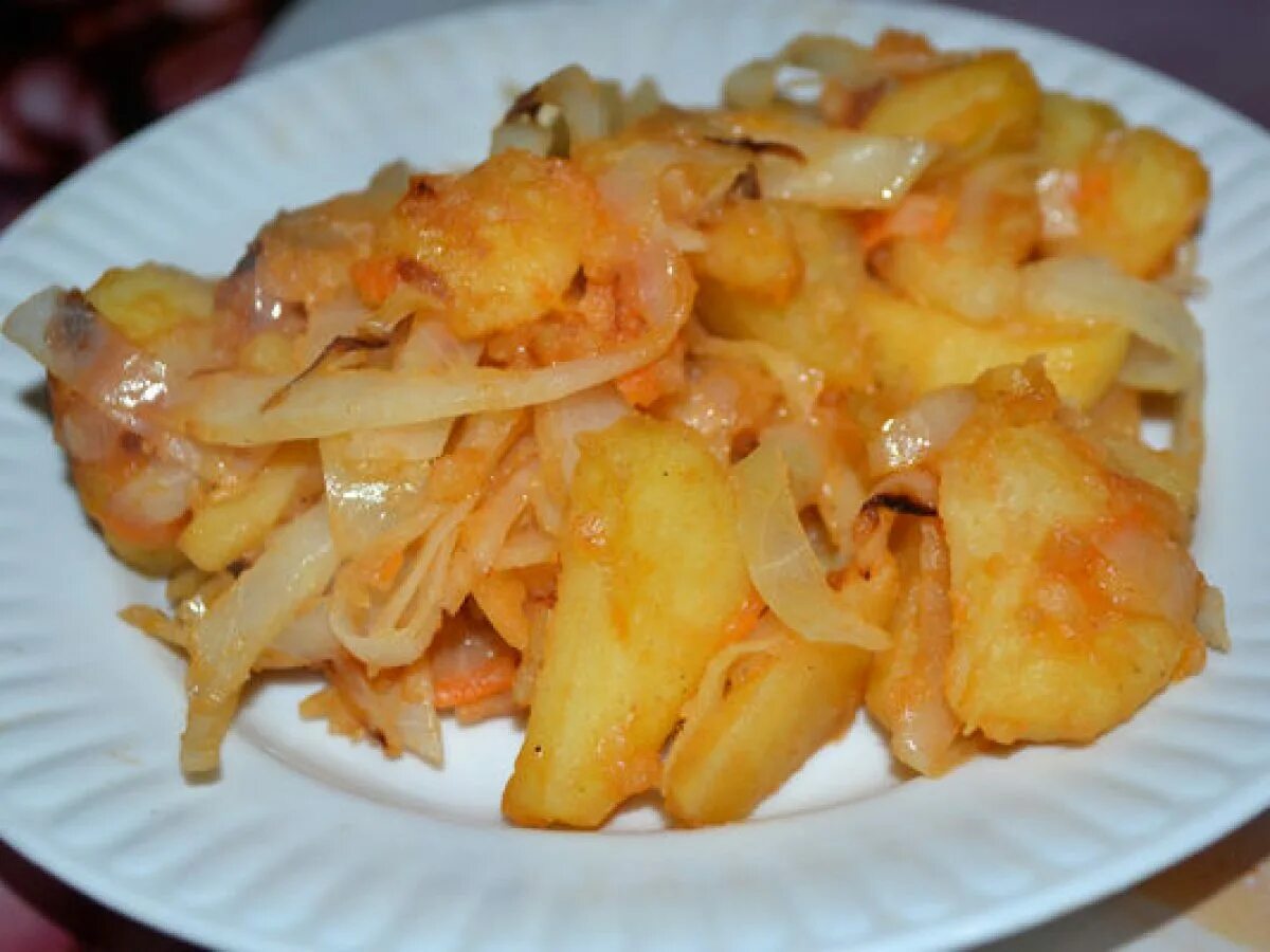 Солянка с картошкой и свежей капустой. Солянка с капустой и картошкой и мясом. солянка с капустой и картошкой. картошка с квашеной капустой. солянка мясная с картошкой и капустой.