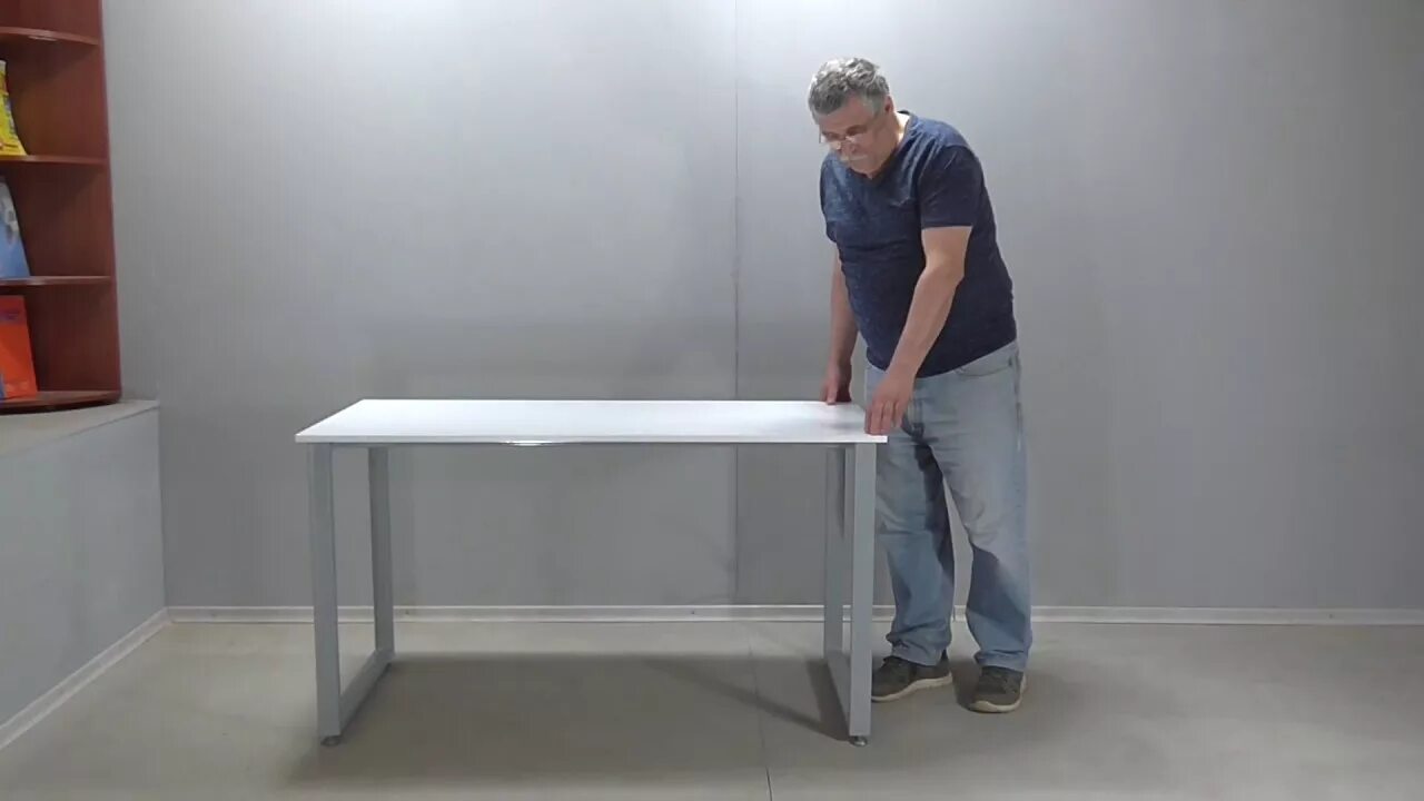 Разбил компьютер гиф. Ножки стола чтобы не шатались. Человек переворачивает стол. Разбил монитор кулаком. Трясется стол.