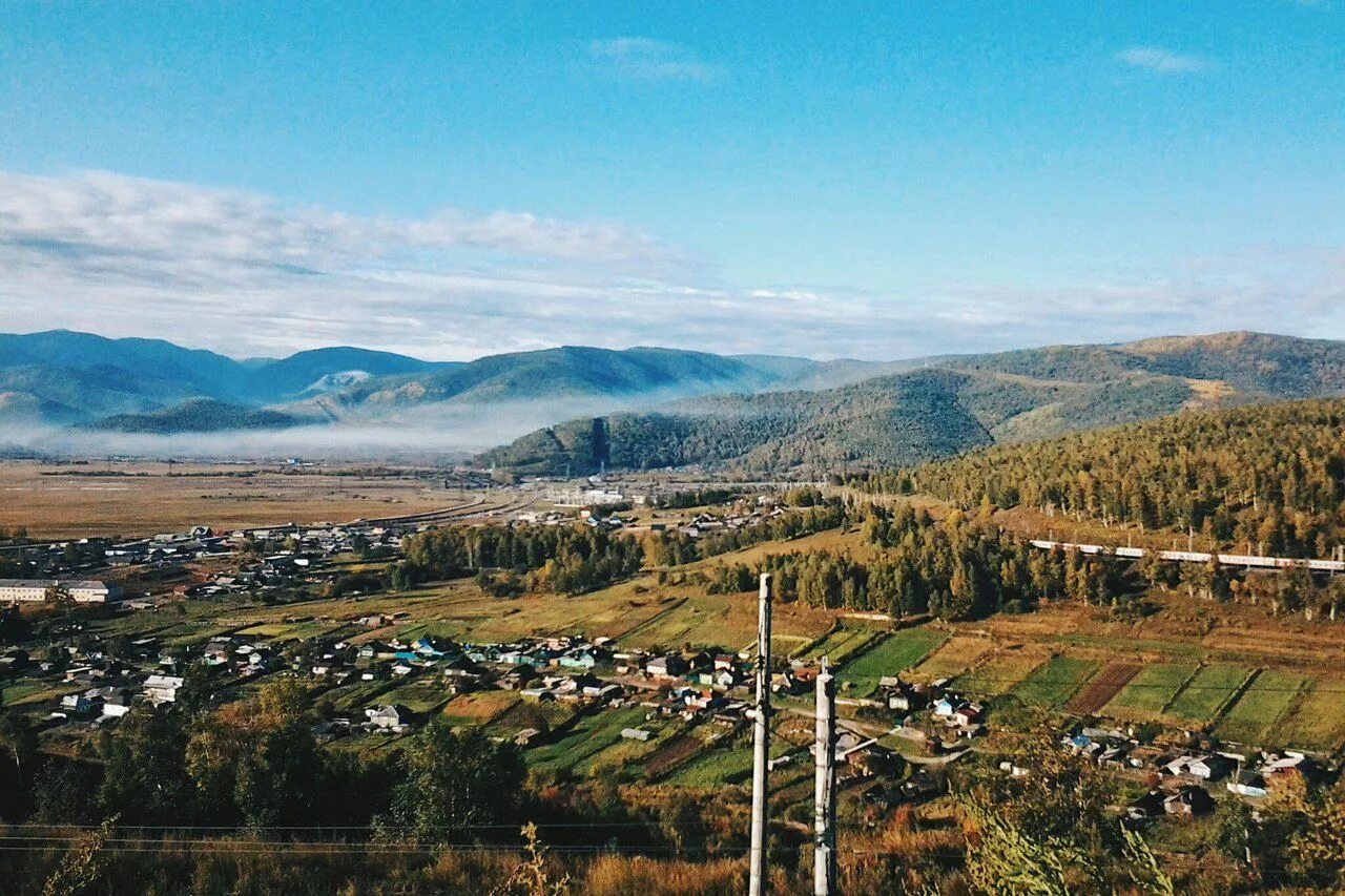 Иркутский поселок. Посёлок Култук Иркутской области. Гора Култук Иркутская область. Посёлок Булук Иркутская область. Фото Култука в Иркутской области.