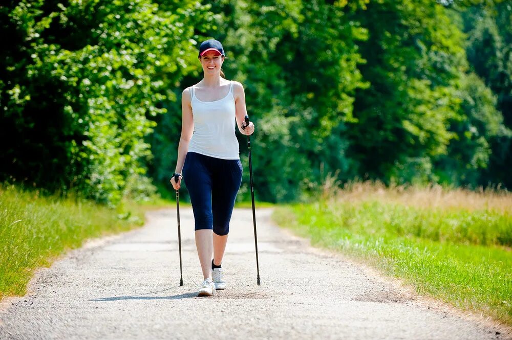 Газовщики ходят по квартирам. Летние девушки на улицах. Спорт скандинавская ходьба. Ходят д. Девушка бежит.