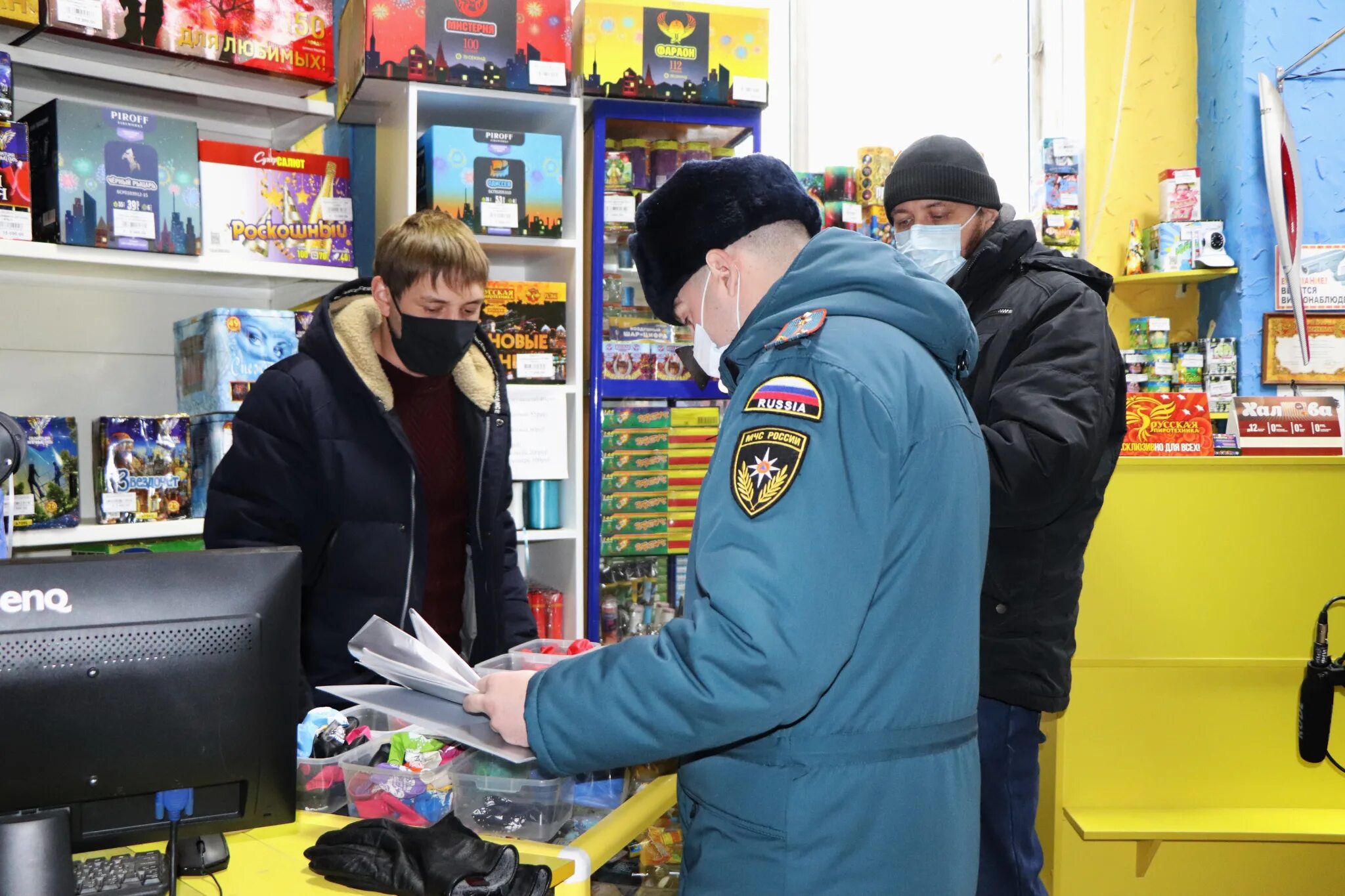 Гражданин б приобрел в магазине игрушку. В Чувашии прошли рейды по местам продажи пиротехники. Точка с петардами. Раздача памяток фото МЧС.