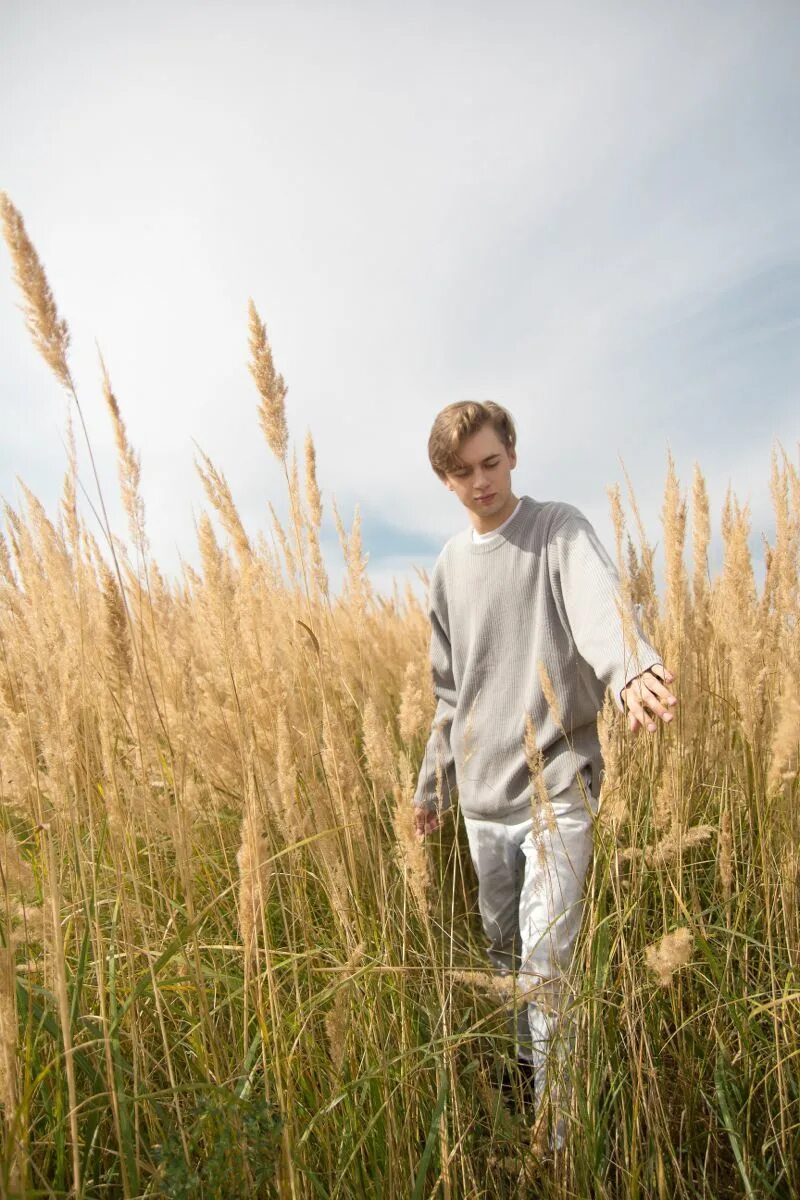 Молодые люди в поле. Фотосессия в поле. Фотосессия в пшеничном поле. Мужская фотосессия в поле. Фотосессия с парнем в пшеничном поле.