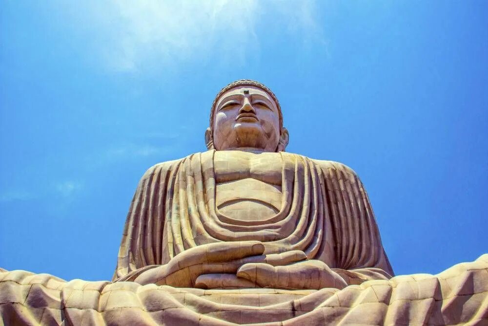 Индийский кармы. Будда Бодхгайя. Будда в Бодхгае. Бодх Гая статуя Будды. Будда великан.
