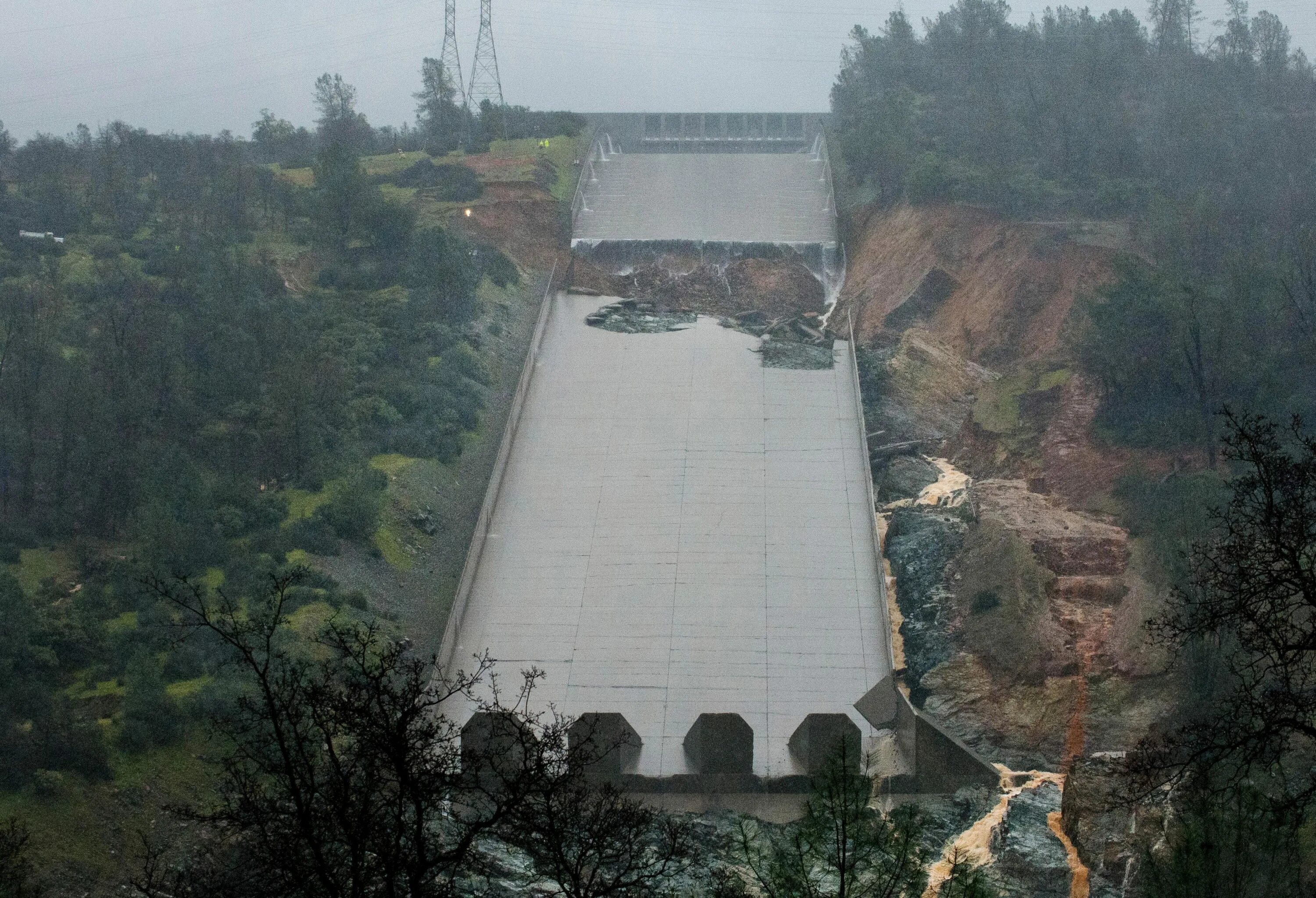Разрыв дамбы. Прорыв плотины Оровилл. Разрушение плотины Оровилл Калифорния 2017 год. Дамба Оровилля. Плотина Бхумибол.