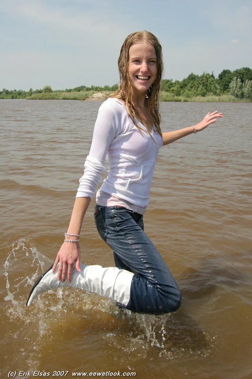 Сон купаться в одежде. Купаться в одежде. девушки купаются в одежде. девочка купается в одежде. купание девушек в джинсах.