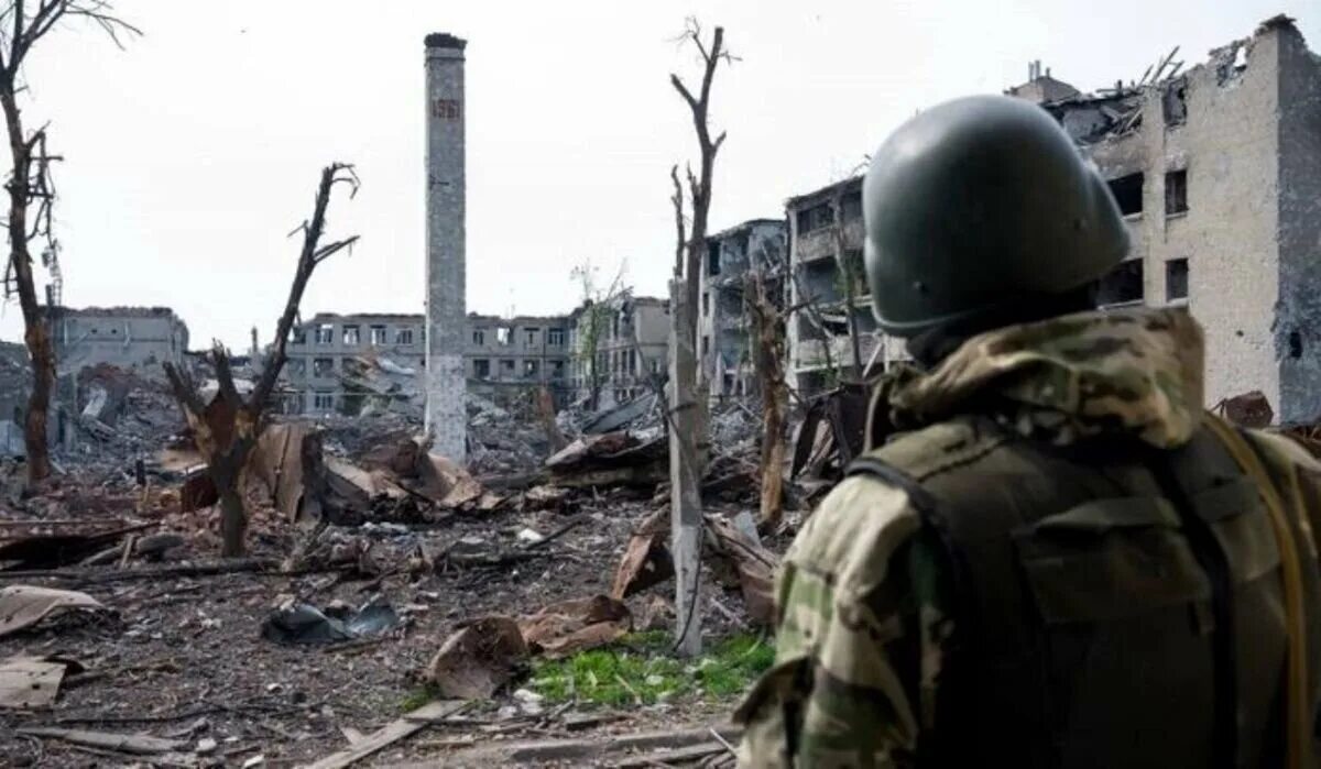 Штурм бахмута констебль. Штурм бахмута чвк вагнера. бойцы чвк вагнера. руины артемовска.