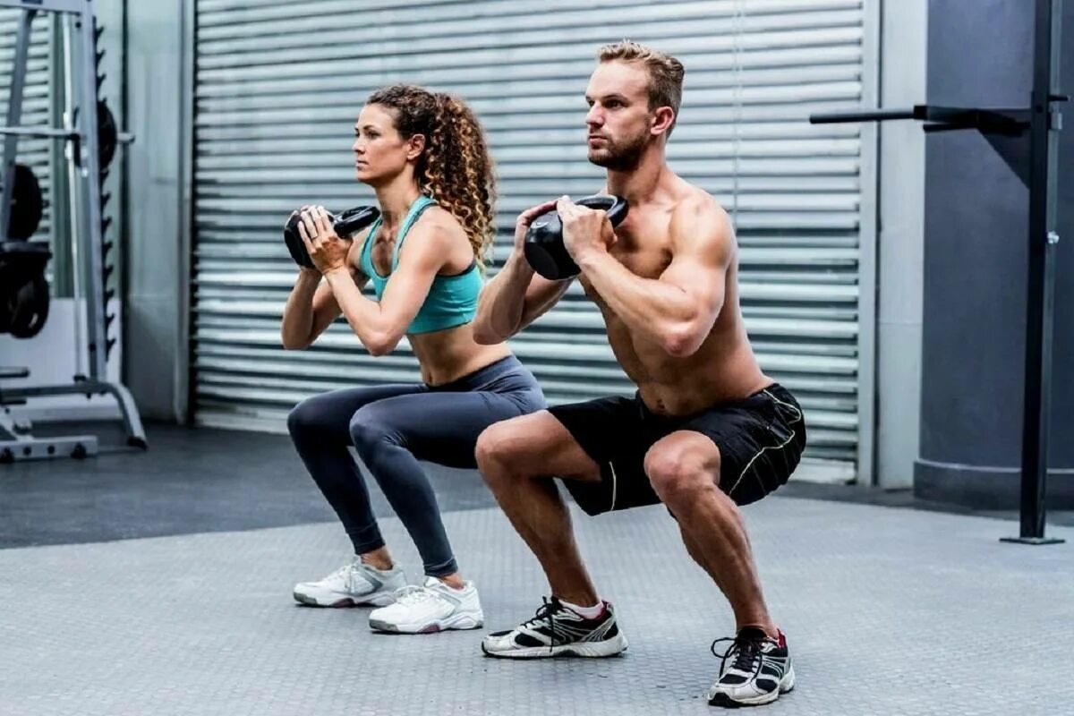 Тренировка fit. Спортивные пары. спортивные мужчина и женщина. фитнес приседания. тренировка парень и девушка.