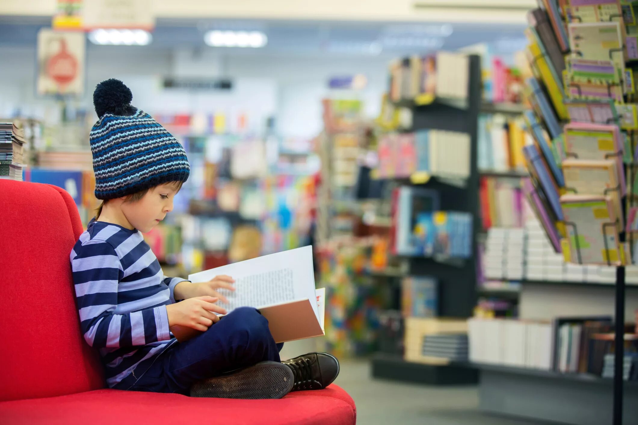 I am read books. Дети в библиотеке. Книги для детей. Мальчик в библиотеке. Чтение.