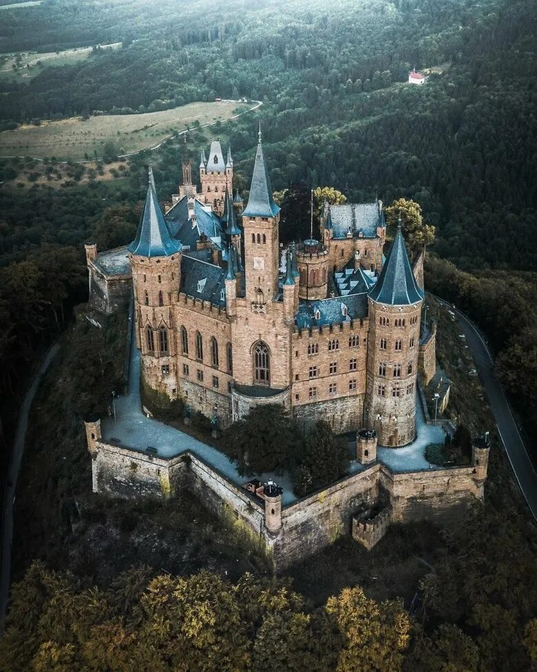 Замок Гогенцоллерн Германия. Нойшванштайн Бавария. Замок Вагнера Нойшванштайн. Замок Нойшванштайн и Гогенцоллерн.