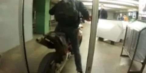 Мотоциклист проезжает