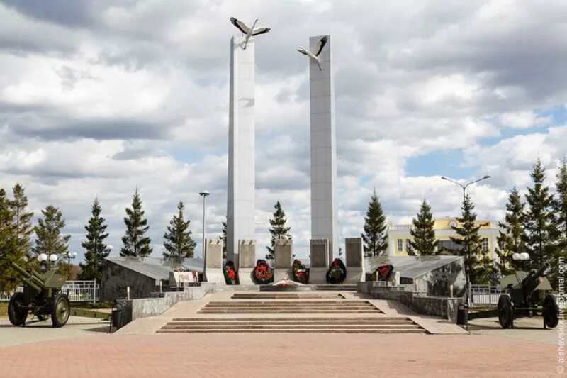 Город металлургов великой отечественной войны. Мемориальный комплекс Журавли верхняя Пышма. Вечный огонь верхняя Пышма. Вечный огонь Журавли верхняя Пышма. Музей военной техники в верхней Пышме Журавли.