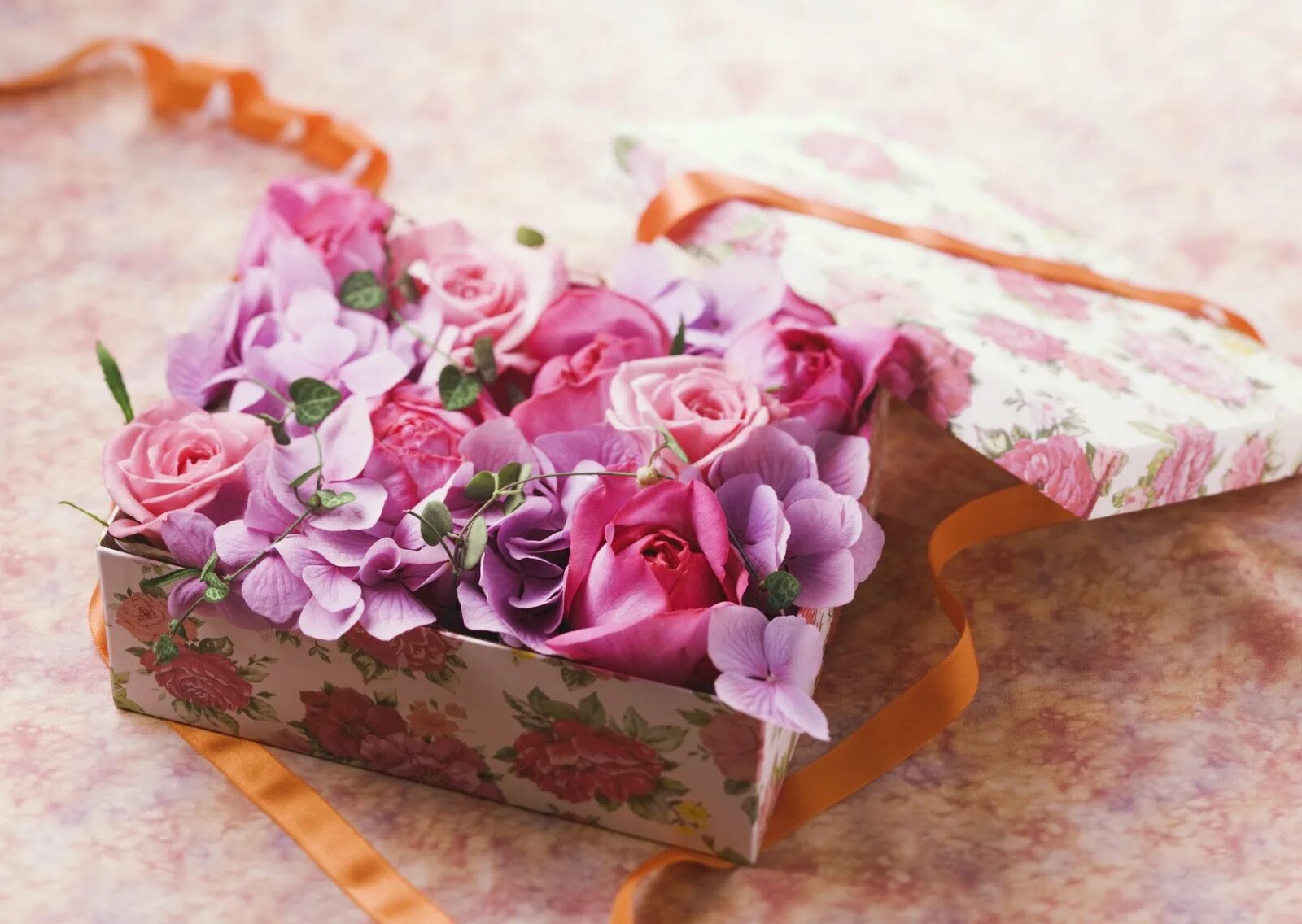 Запоздалое поздравление с днем рождения. Цветы в подарок. Стильные букеты на день рождения. Букет цветов «день рождение». Красивые стильные цветы.