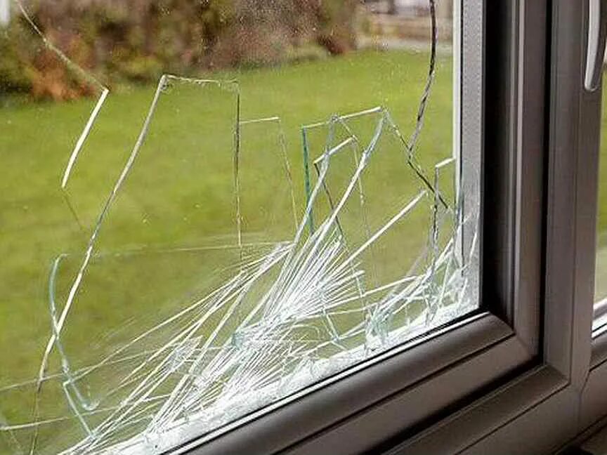 Трещина в стеклопакете. Трещина на окне стеклопакета. Трещина на стекле пластиковое окно. Почему лопнуло окно. Термошок стеклопакетов.