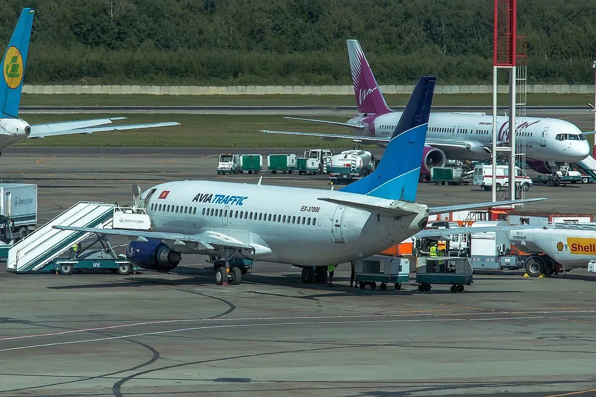 Avia traffic. Avia traffic боинг 737. boeing 737-300 avia traffic. avia traffic company боинг 737-300. боинг 737 300 авиа траффик.