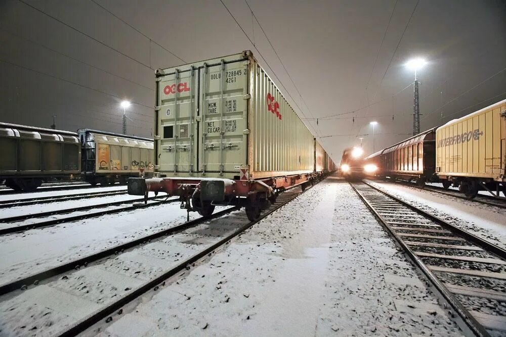 Пейзаж поезд зимой в высоком качестве. Вагон зима. Грузовые вагоны зима. Вагоны товарные зима. Зимний вагон.