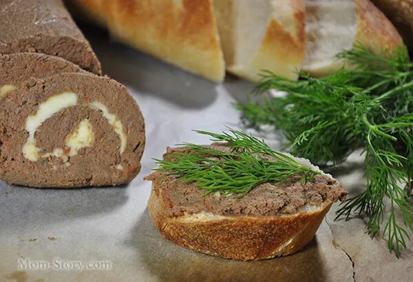 Паштет из печени с маслом. Крутоны с паштетом из куриной печени. гренки с паштетом из куриной печени. паштет с маслом на хлебе.