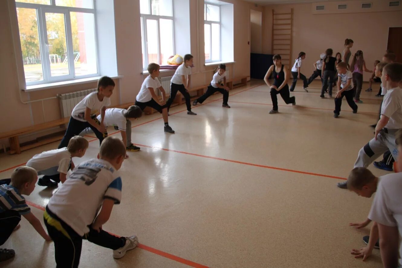физкультурные занятия занятия в начальной школе. занятия гимнастикой для детей. спортивные дети. урок физкультуры в школе. занятия по физкультуре.