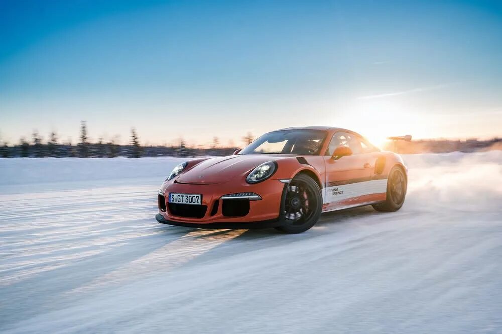 Снег порше. Porsche 911 winter. Порше 711. Порше в снегу визуализация. Порше 911 зима.