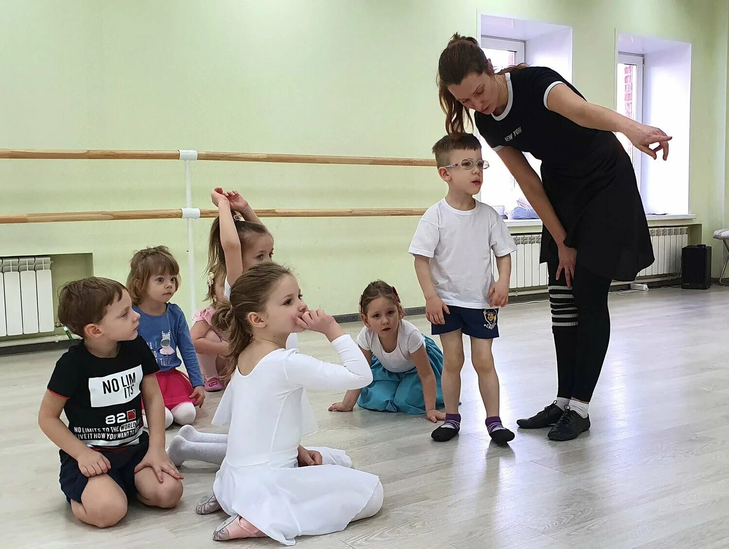 Детские занятия танцами. Занятия хореографией для детей. Детские занятия танцами. Ритмика для малышей. Гимнастика для детей.