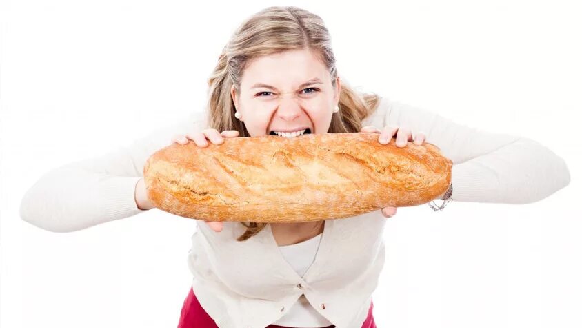 Человек есть хлеб. Девушка ест хлеб. Человек ест хлеб. Поедание хлеба. Девушка с хлебом.