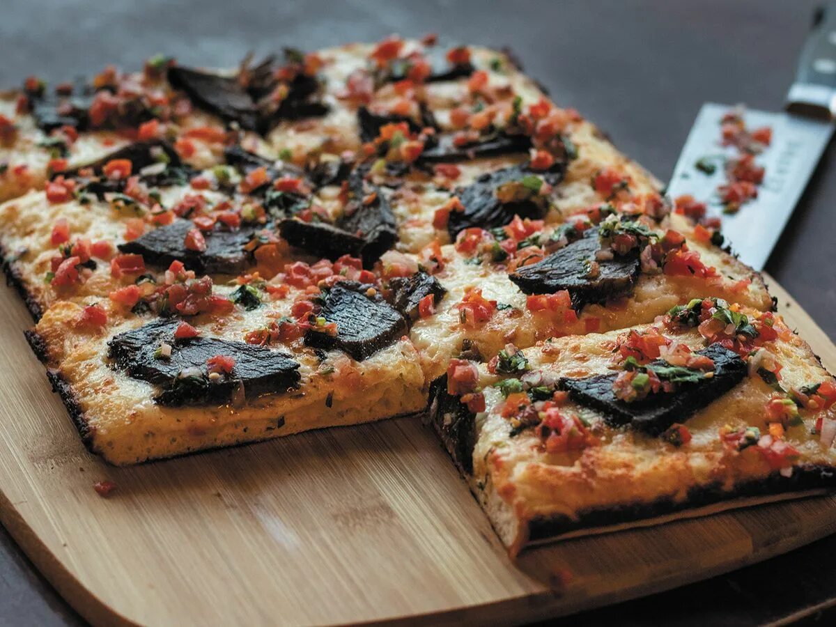 Пицца на тонком тесте в тарелке вид сверху. Неидеальная пицца. Неидеальная пицца. Пицца домашняя. Корн пицца.