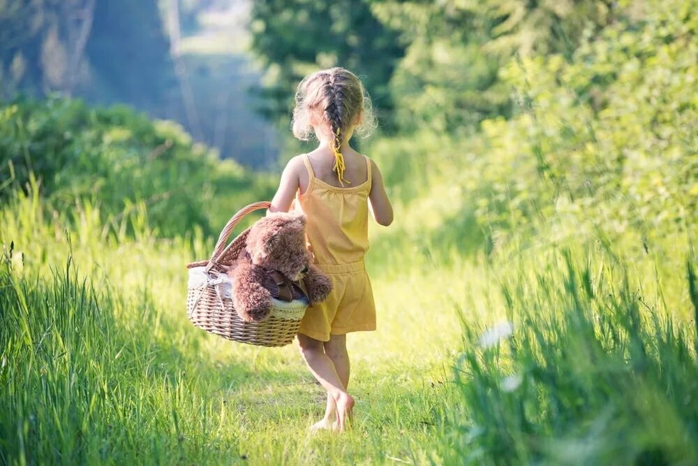 Не спеша шли по тропинке. Дети с корзинкой. Маленькая девочка идет в лес. Девочка идет. Девочка с корзинкой.