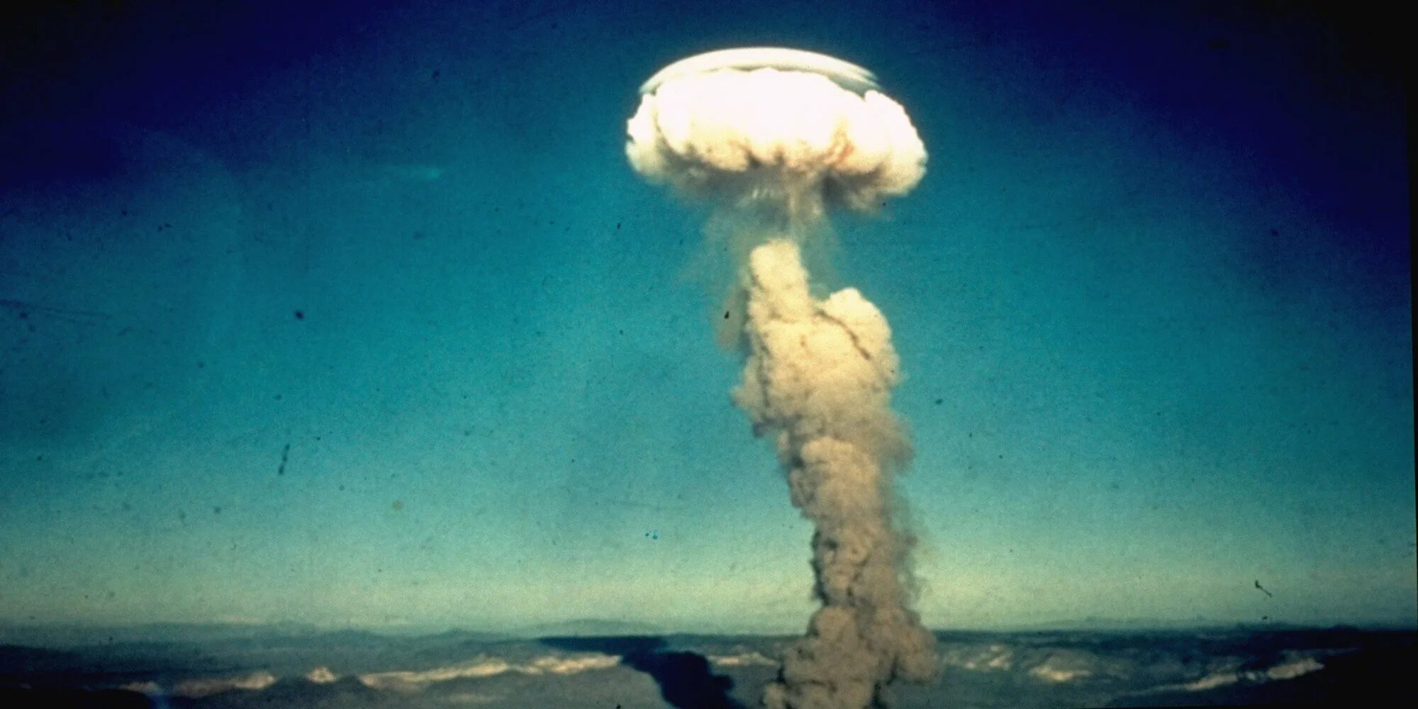 Где взорвали бомбу. Водородная бомба США. Ядерный взрыв. Взрыв атомной бомбы. Наземный взрыв ядерного оружия.