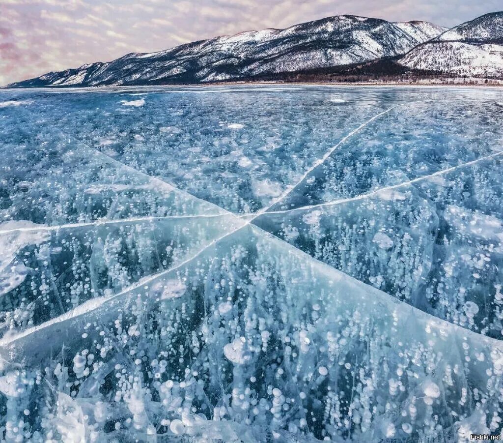 Прозрачный лед озера. Лед Байкала. Озеро Байкал ледяные сопки. Замерзшее озеро Байкал.