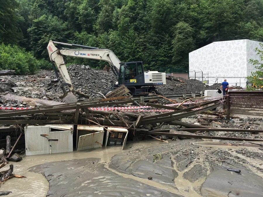 Сход сели в сочи сегодня. Сель в тырныаузе 2022. Селевой поток в сочи 2015. Сель в мацесте. Сход селя в сочи.