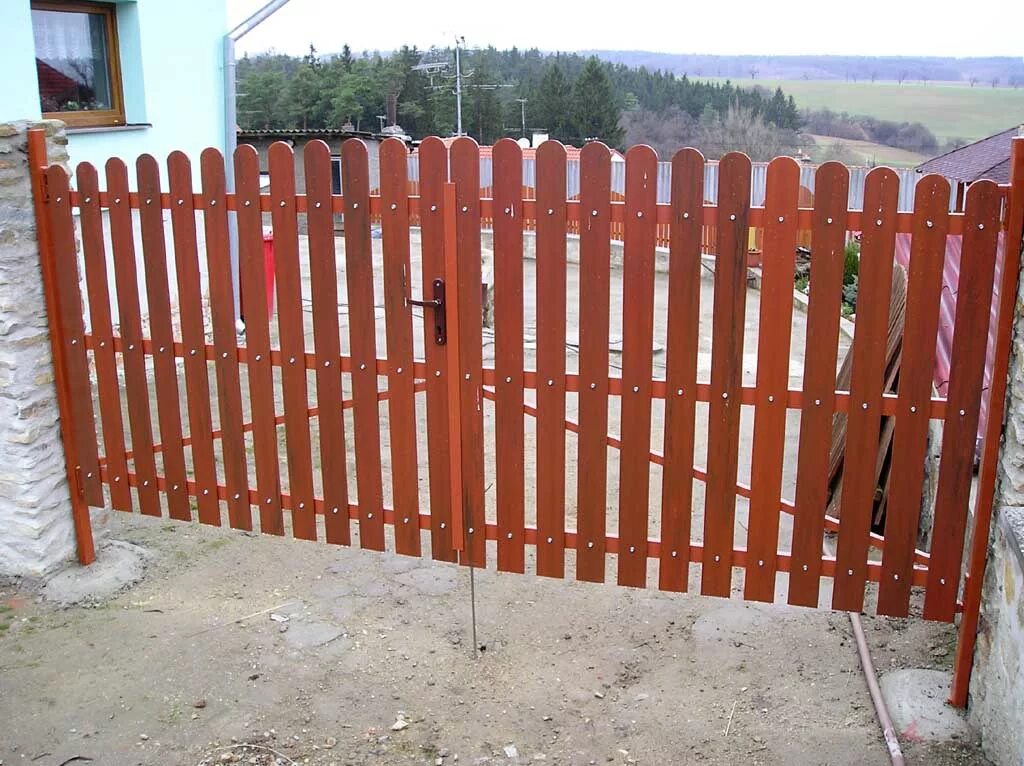 Ворота из штакетника деревянного. Дачный забор из штакетника. Забор из штакетника деревянного. Красивый забор из штакетника.