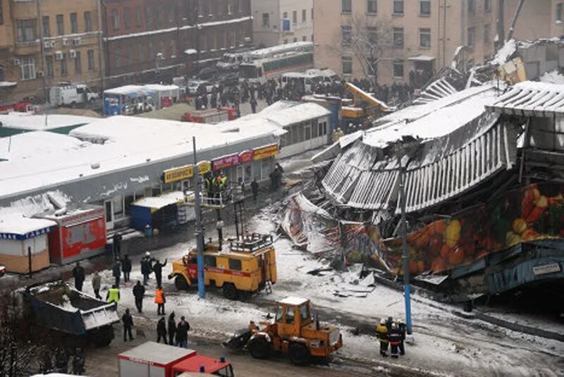 5 декабря 2006. 2006 В Москве обрушился торговый комплекс «Басманный рынок». Обрушение кровли Басманного рынка в Москве. 3. В Москве обрушился торговый комплекс «Басманный рынок». Обрушение Басманного рынка 23 февраля 2006 года.