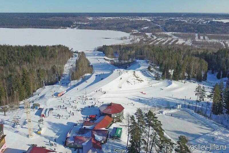 Красное озеро Коробицыно. Красное озеро Ленинградская область горнолыжный курорт. Коробицыно горнолыжный красное озеро. Горнолыжный склон Коробицыно. Сайт горнолыжный курорт красное озеро