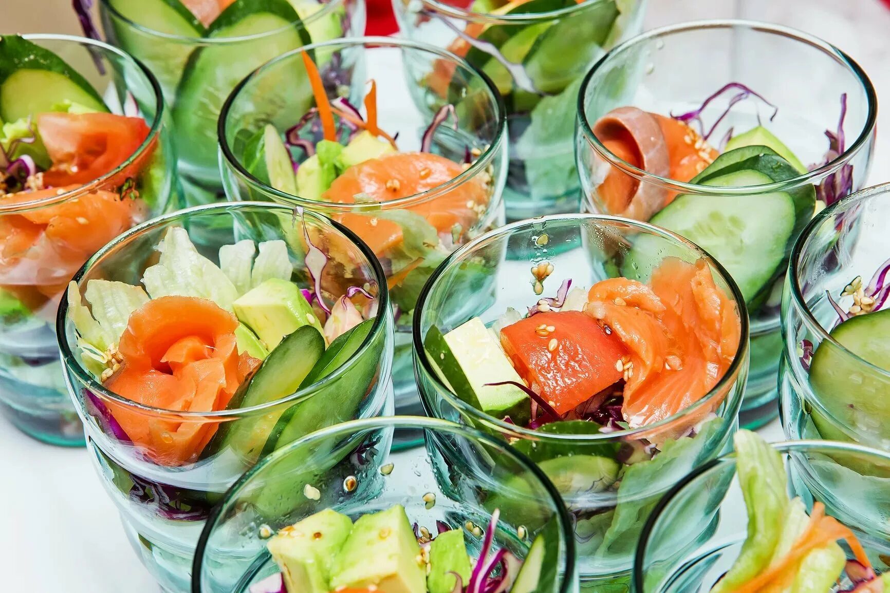 Салат в стакане с красной рыбой. Салат в бокале. Салат коктейль с красной икрой. Салат - коктейль «оливье с креветками». Салатики в стакане с семгой.