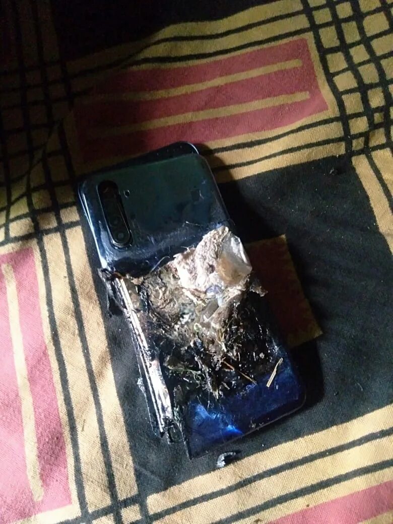 Взрыв смартфона. Сгоревший телефон.