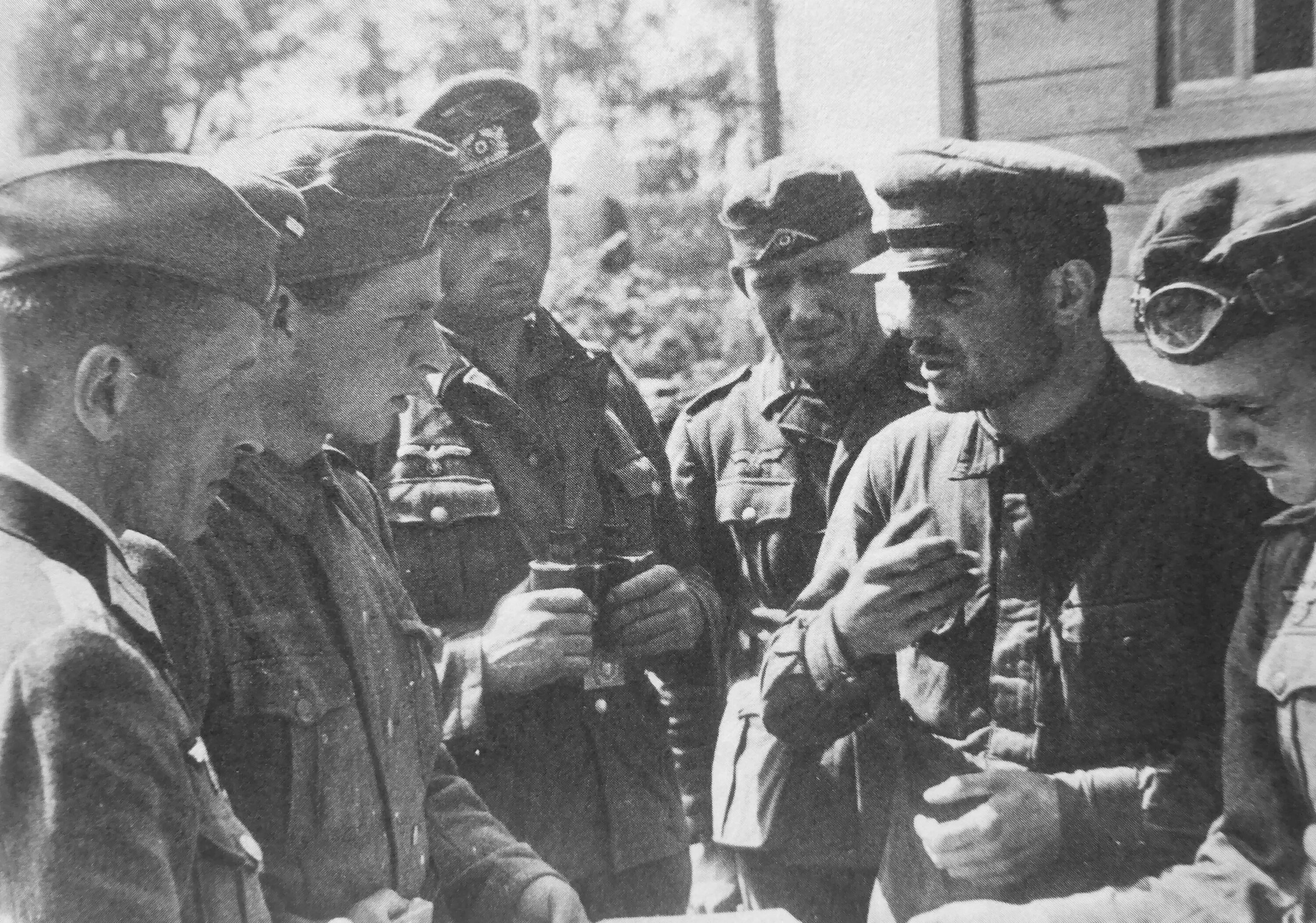 Советские офицеры в плену. Пленные советские комиссары 1941. пленные советские офицеры 1941. пленные красноармейцы 1941.