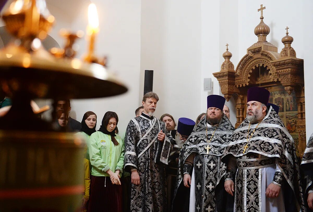 молебен в храме. храм воскресная служба водосвятный молебен детская радость. митрополит тихон шевкунов псково-печерский монастырь. богослужение молебен. православный человек молится в храме.