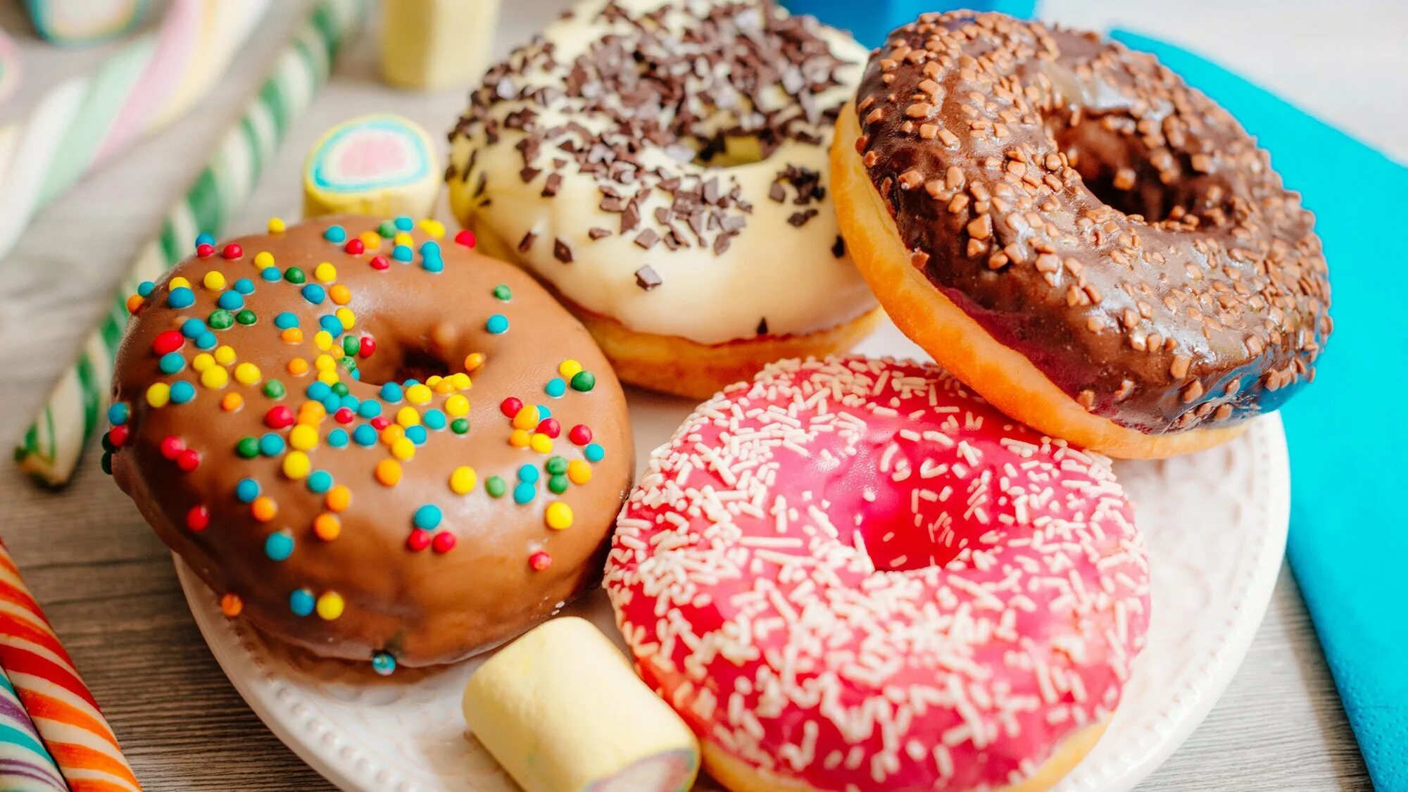 Пончики donut's. Донатс пончики Донатс. Красивые пончики. Пончики с кондитерской посыпкой. Глазированный пончик.