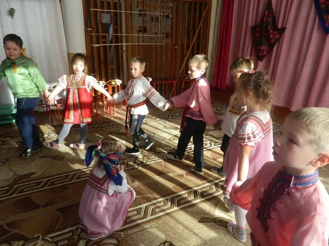 русская народная подвижная игра золотые ворота. русские народные игры золотые ворота. хороводная игра золотые ворота в детском саду. игра золотые ворота в детском музыка. русско народная игра золотые ворота правила игры.