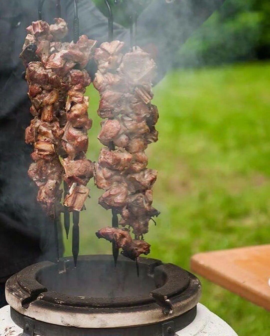 Шашлык в тандыре время приготовления. Шашлык в тандыре. мясо на этажерке в тандыре. блюда на мангале и в тандыре. овощи в тандыре.