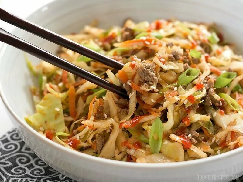 Приготовить фарш с пекинской капустой. Стир фрай с пекинской капустой. салат с капустой и говядиной. салат мексиканский с говядиной. салат с говядиной и пекинской капустой.