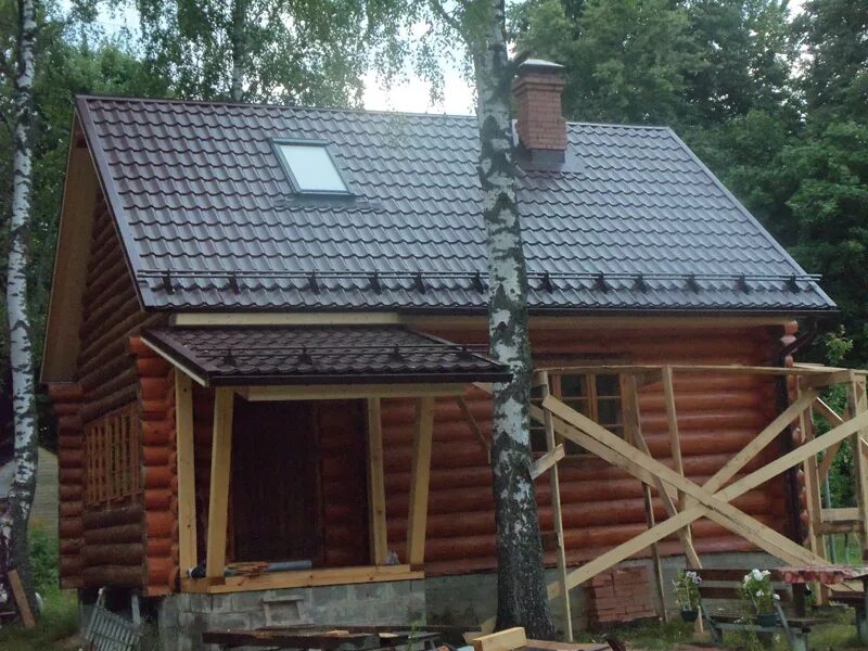 Металлочерепица деревянный дом. Крыша бани металлочерепица. металлочерепица на бане.