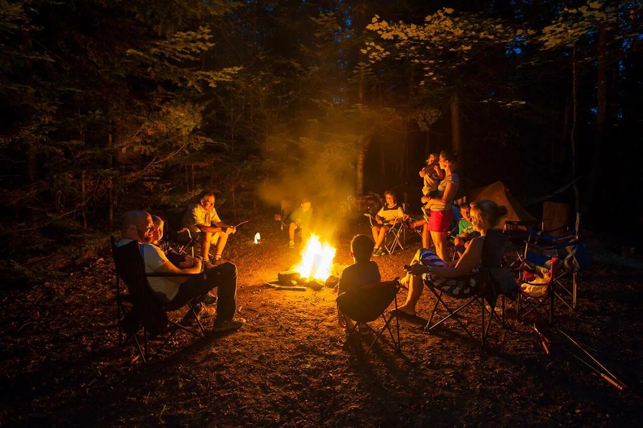 Night camp. Палаточный лагерь ночью костер. Палаточный лагерь у костра. Вечер у костра. Палатка костер.