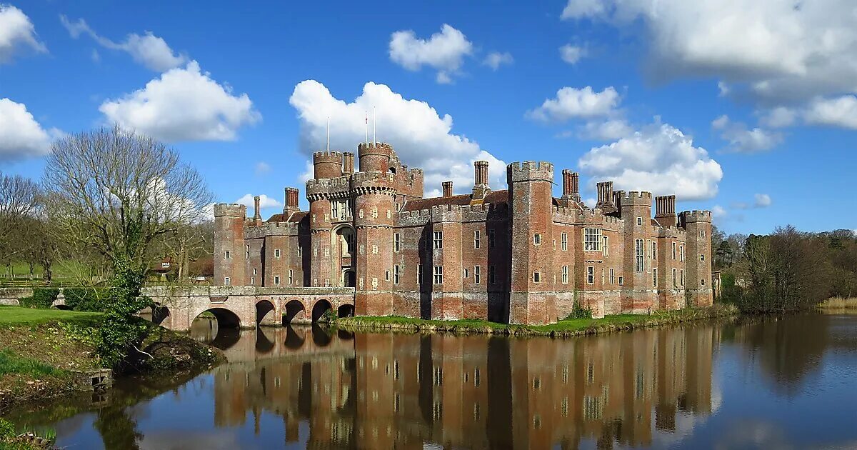 Бывший английский замок. Англия. Замок Herstmonceux-Castle-. Замок хёрстмонсо. Замок 15 века в Англии. Замок Фолган Англия.