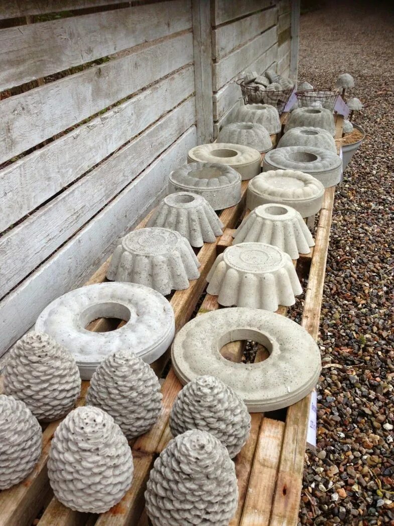 декор дачи из цемента сад. бетонные горшки для цветов. что можно сделать из бетона. садовый декор из цемента. необычные изделия из бетона.
